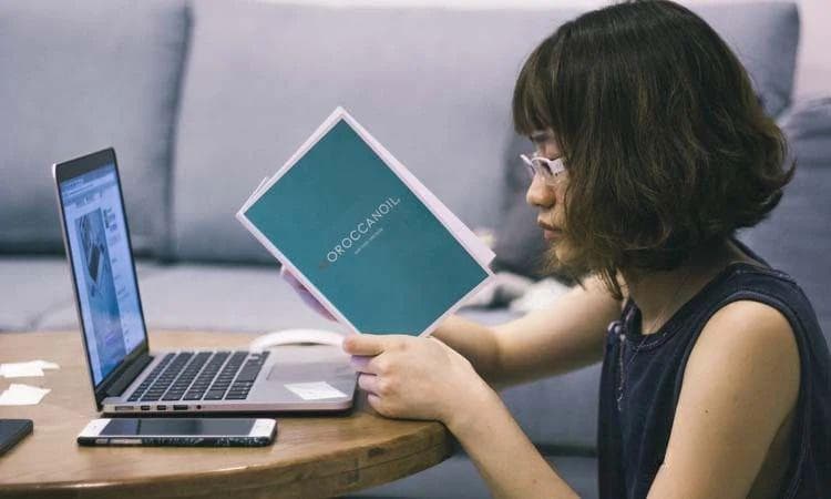 如果因故可能迟到，应该如何及时沟通？