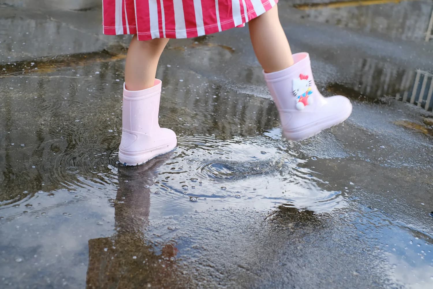 林焕彰的《妹妹的红雨鞋》：一首点亮童年的诗