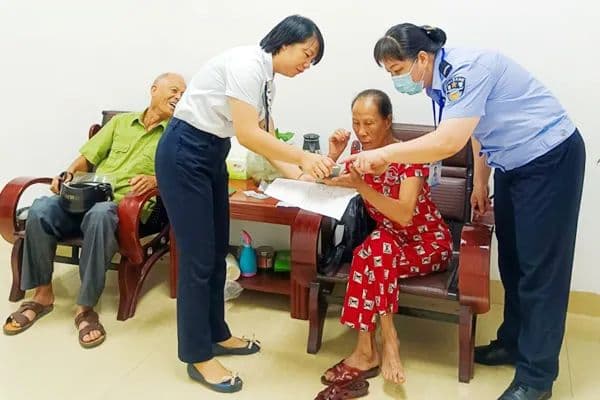 钦州：便民新风进大厅，文明花开别样红