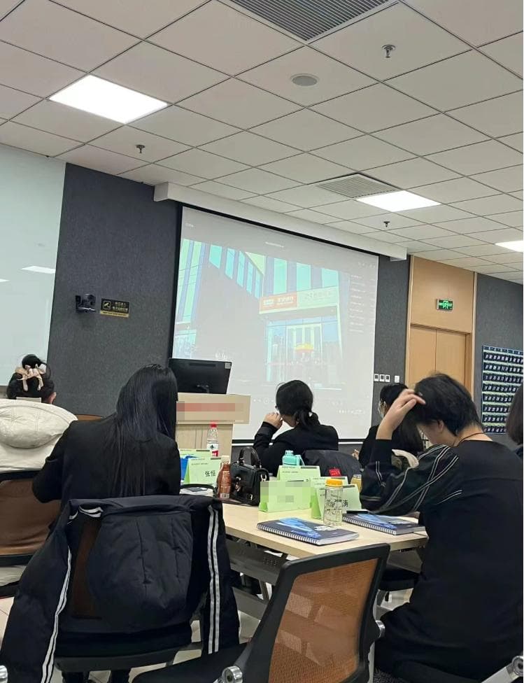 揭秘保险听课骗局：求职者如何陷入“奇怪的网贷”陷阱