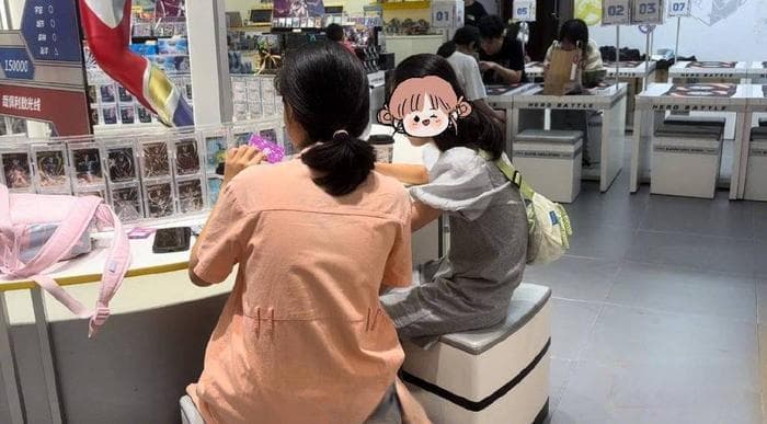 小学生热衷“小马宝莉”卡牌：从校园社交货币到拆卡直播乱象