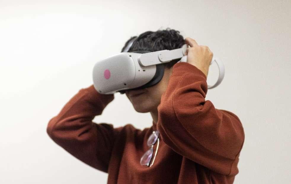 研究报告：VR新奇体验提升异地恋情侣关系满意度