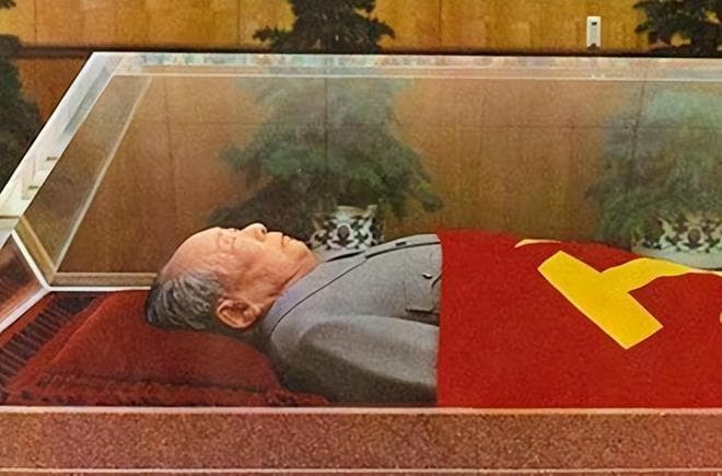 毛主席遗体为何至今栩栩如生？内部人员揭露真相：不只是药物作用