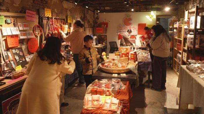 （新春走基层）广西瑶乡非遗文创产品成春节“卖点” 多元业态解锁旅游新活力