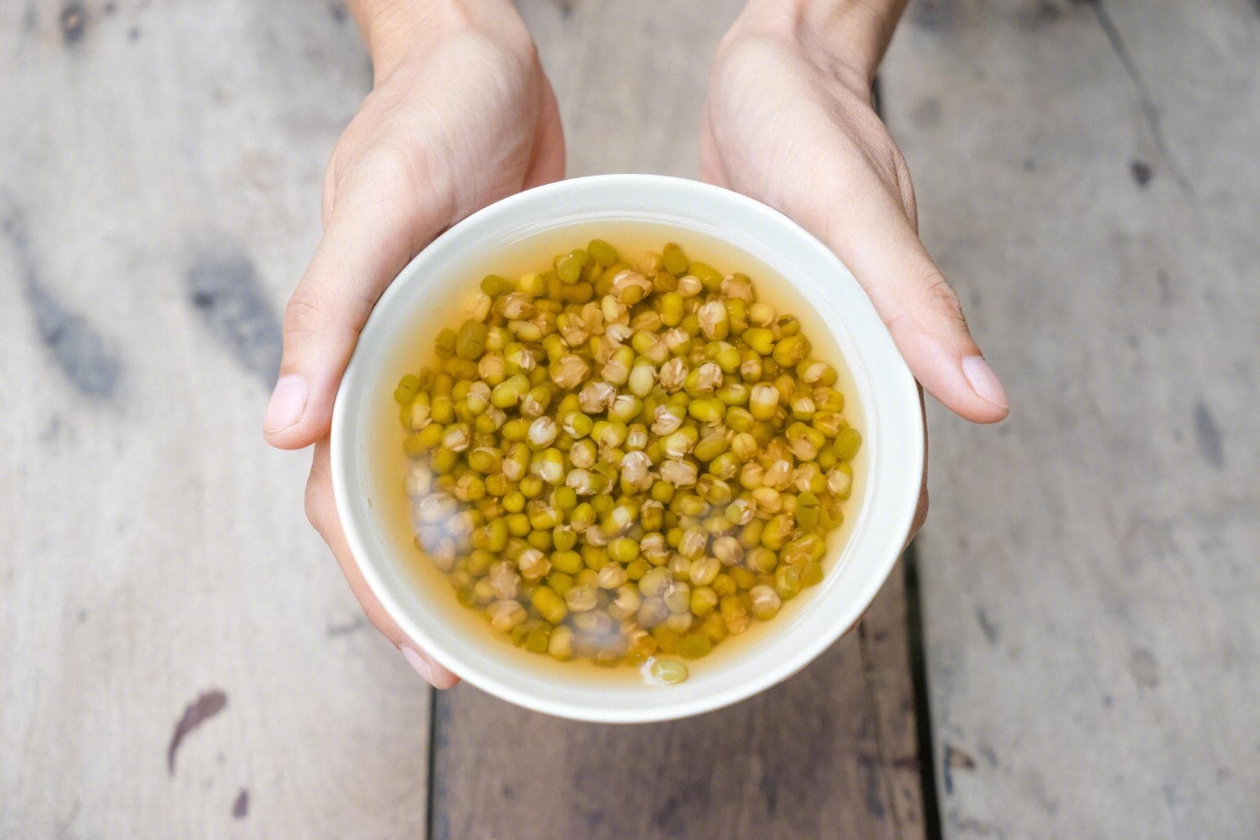 怎么熬出清澈碧绿的绿豆汤？最佳喝法是？