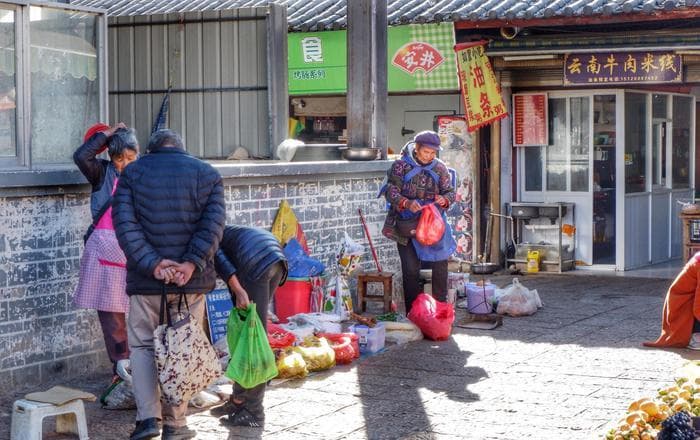 丽江古城里的忠义市场：最大当地集市里的地道生活