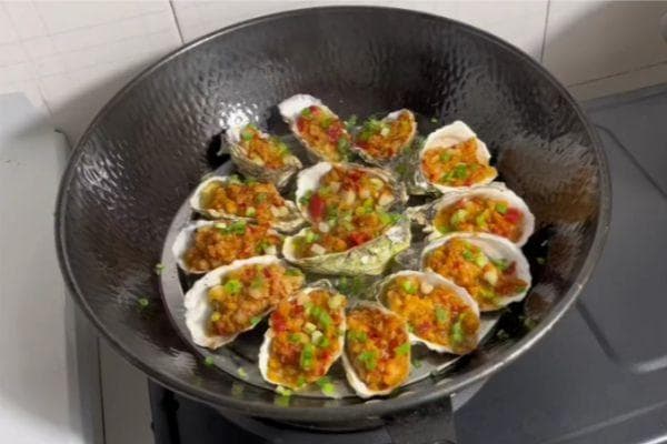 蒸制生蚝，既能最大限度地保留原汁原味，又能让肉质更加鲜嫩滑口