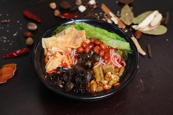 早餐不碰螺蛳粉，夜宵不吃煮粉，柳州人的饮食习惯讲究得让人佩服