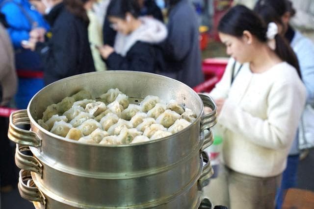 真材实料、争分夺秒！记者探寻夜市老店的“长久”秘诀