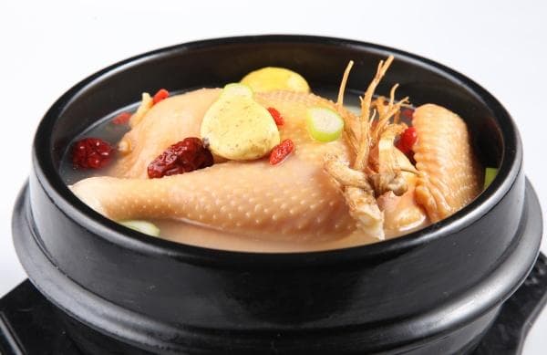 花胶炖鸡汤：滋补养生的美味佳肴