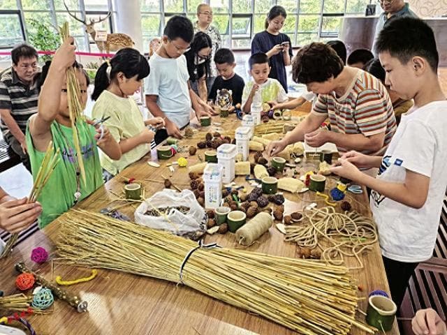 太原动物园举办鹦鹉“丰容师”体验活动，10组家庭亲手打造动物幸福生活