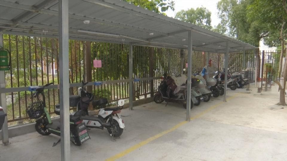 电动自行车频频发出响声，低层业主质疑车棚选址，调解介入帮忙