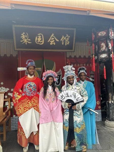 卢旺达青年在凤凰山唱响非洲版《成都》