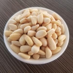 松子仁的功效与作用：营养价值、适宜人群及食用方法全解析