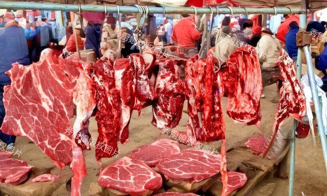 买牛肉，买“挂着的”还是“摆着的”？肉贩说了实话，差别真大！
