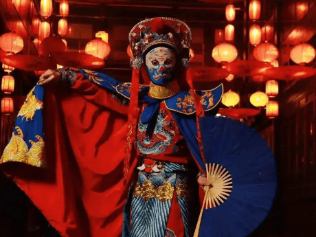 川剧中的绝活：变脸与喷火