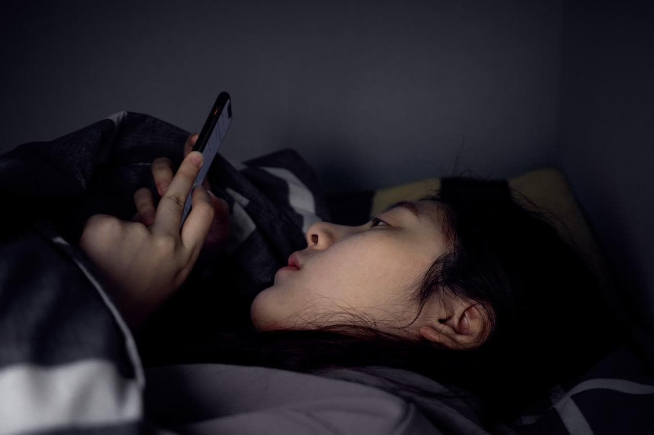 躺着玩手机是对眼睛的“慢性自残”？这不是危言耸听！