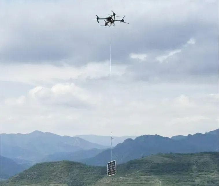 无人机吊装光伏组件！河北交投助力低空经济展翅高飞~