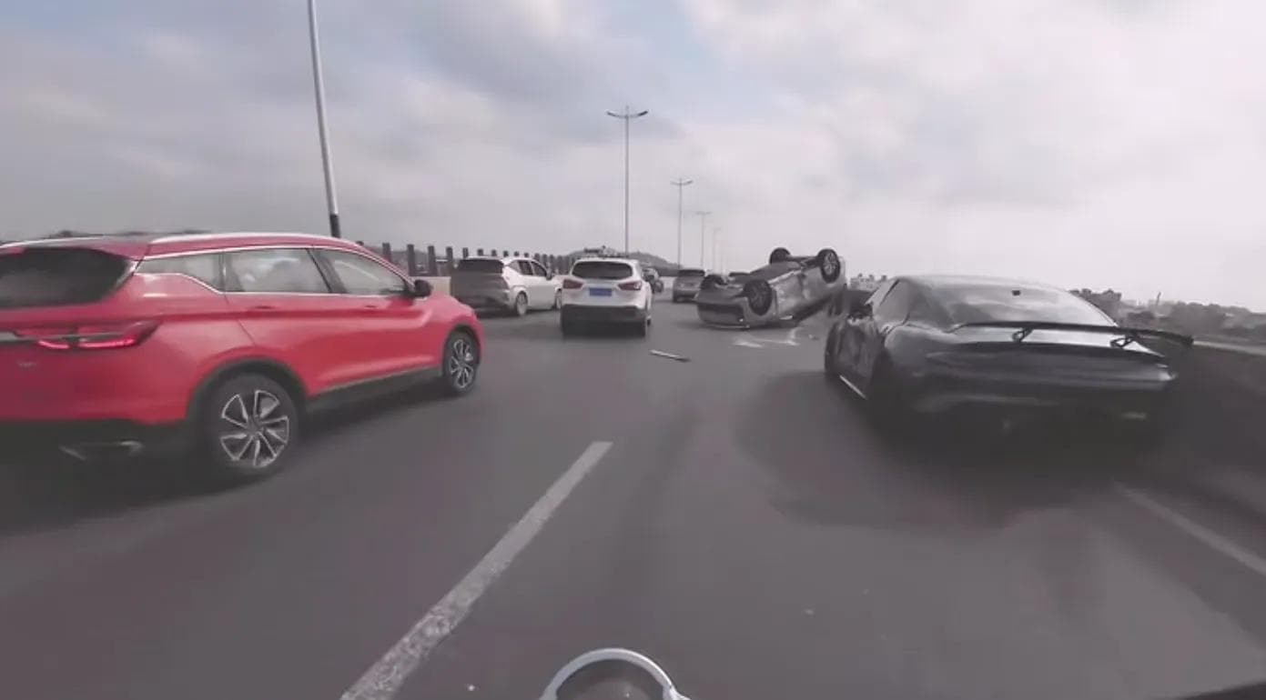 广州：小米SU7Ultra突然变道致三车碰撞，行车记录仪还原事发经过