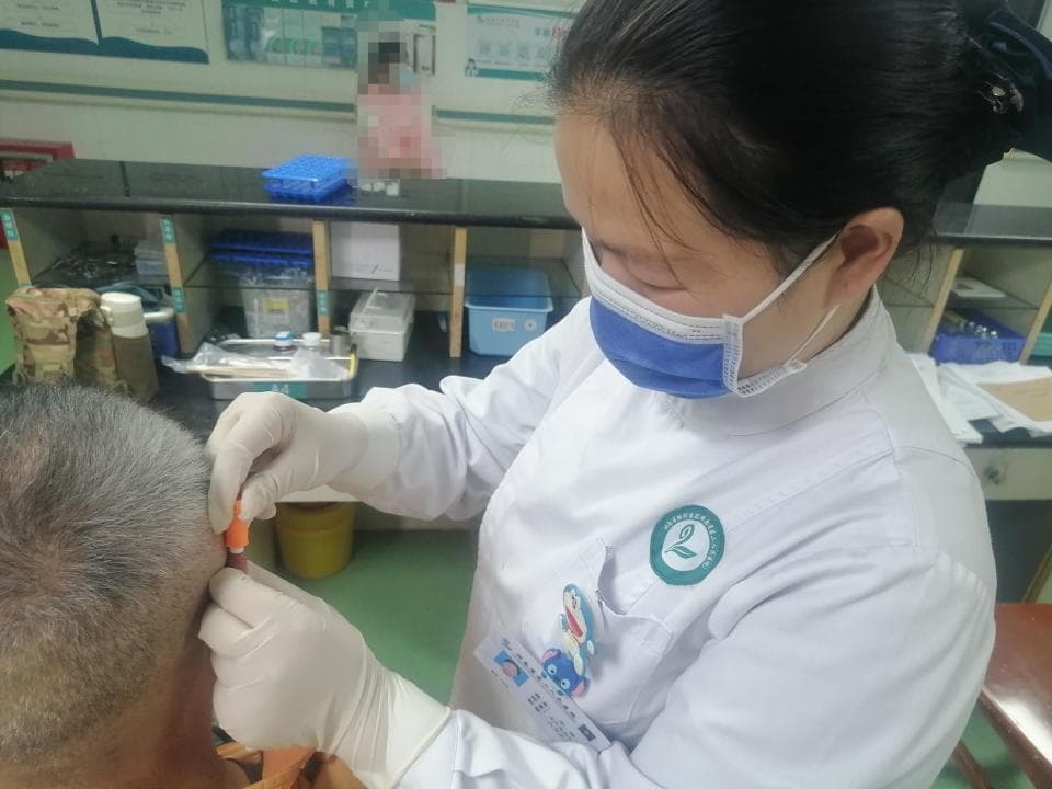 巧妙！不用吃药，护士"耳尖放血"，老人血压降下来了！