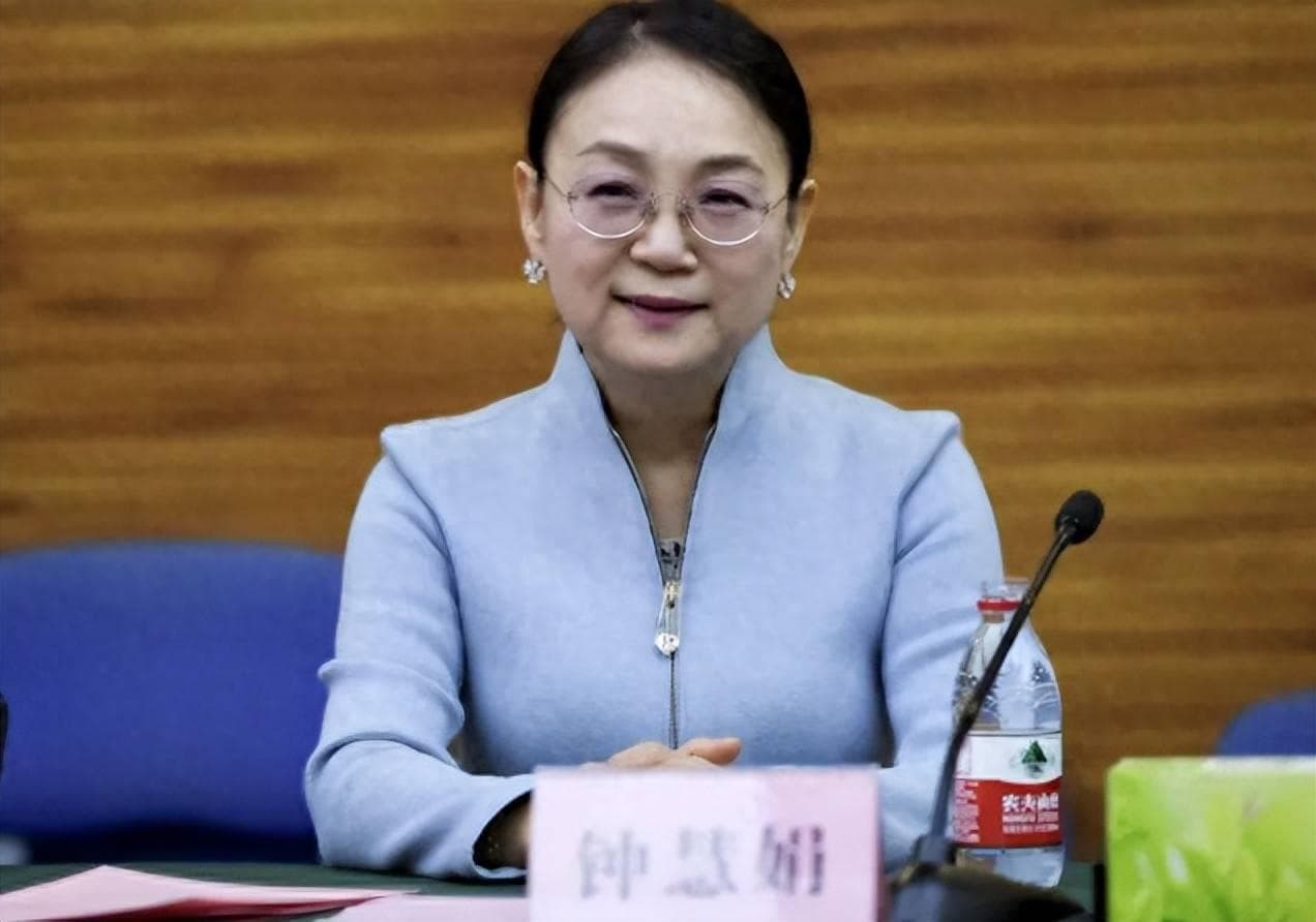化学老师摇身变成千亿富豪，每天进账1.45亿，她究竟做了什么？