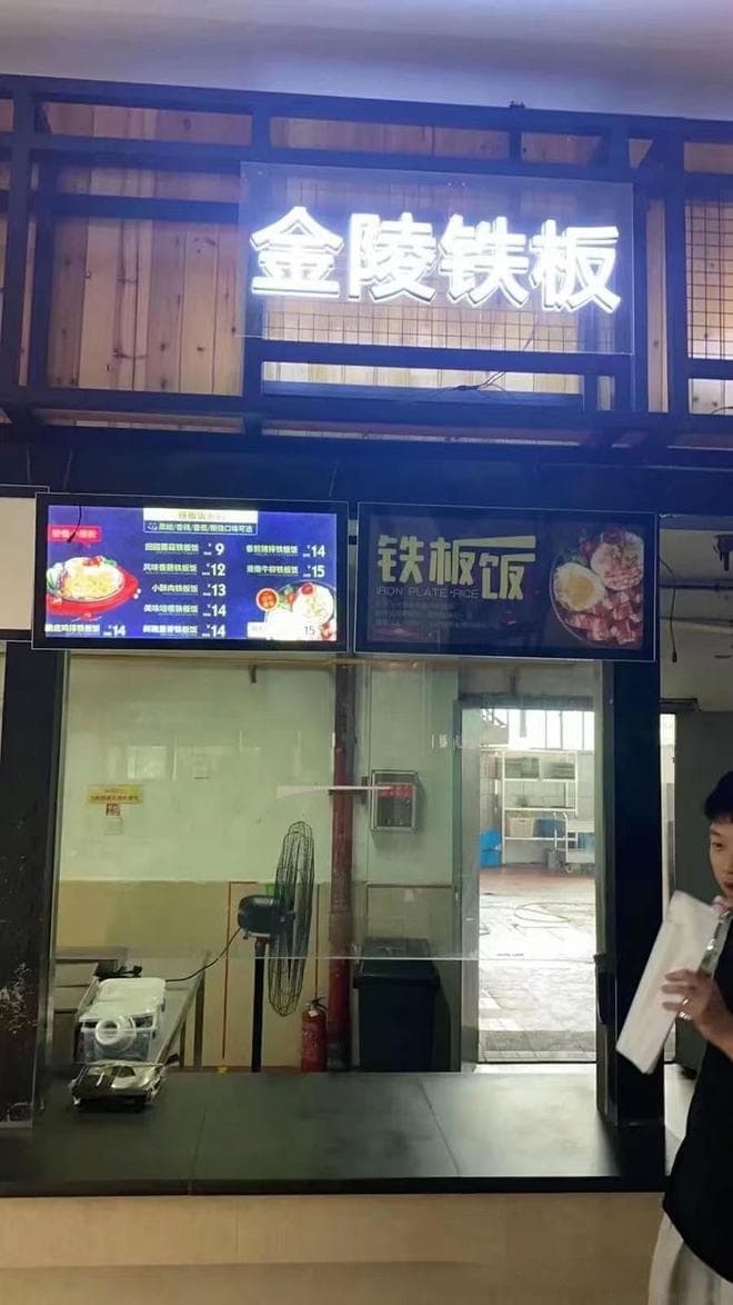 如何在餐厅中进行客户调研和反馈？