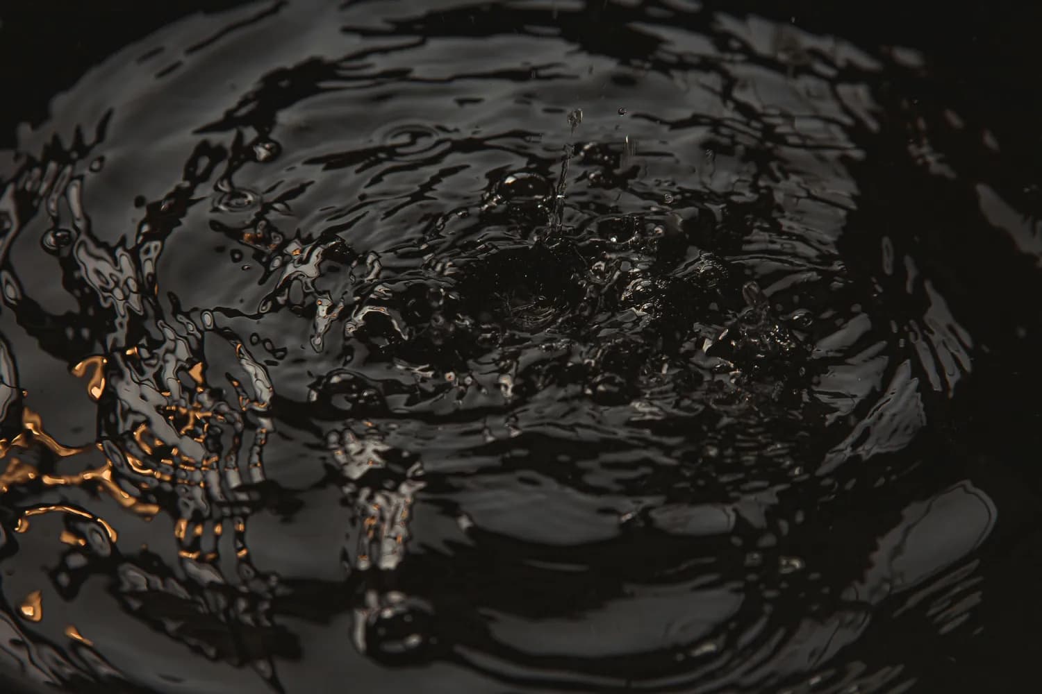 克拉玛依黑油山：地球上的“石油喷泉”