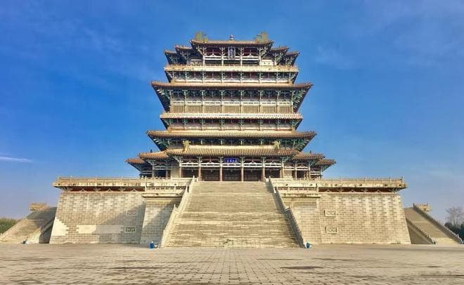 王之涣的《登鹳雀楼》以巨椽之笔，写出登楼所见夕阳中的壮丽景象