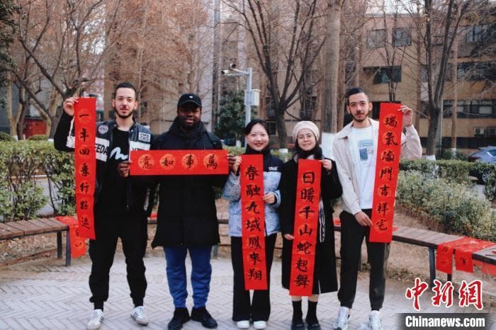 外国留学生的中国年：文化交融暖意浓