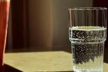 喉咙痛一直喝水有用吗