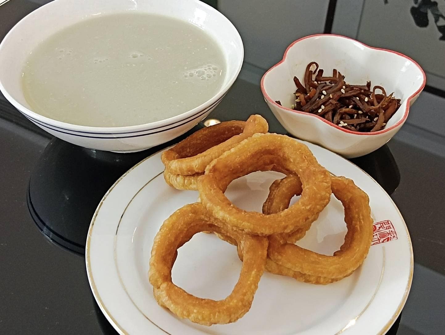 北京护国寺豆汁儿配焦圈，老北京早餐的魔鬼搭配