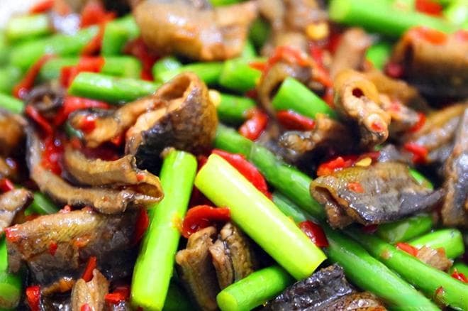 肉食爱好者的福音，深扒蒜苗炒鳝丝的简单做法，补气养血又解馋