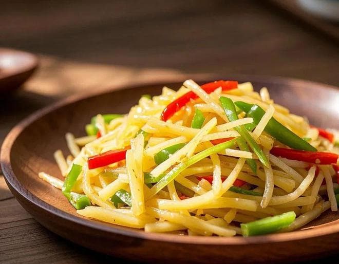 炒土豆丝时，直接下锅炒就错了！掌握3点技巧，清脆爽口不粘锅！