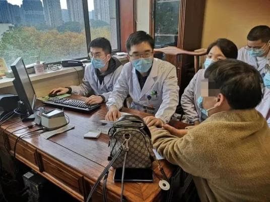 因为一张照片，退休阿姨变“白肺”！“五一”旅行，警惕感染