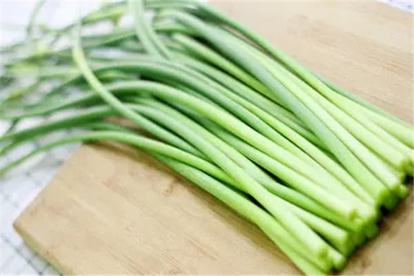 蒜苔的七大功效：从消食到保护肝脏，常见食材的不凡价值