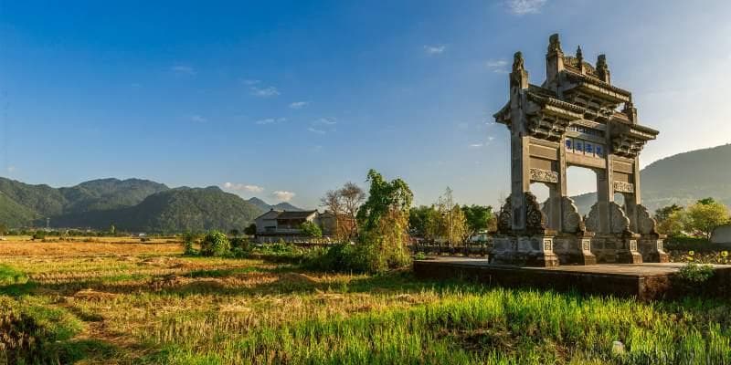 探索多彩民族风情与自然奇观-云南陆良旅游攻略