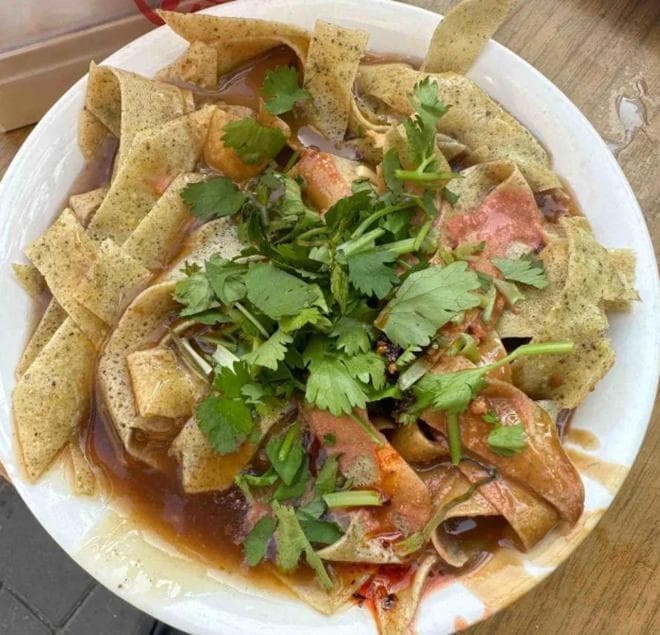天津锅巴菜：绿豆小米制成的传统美味