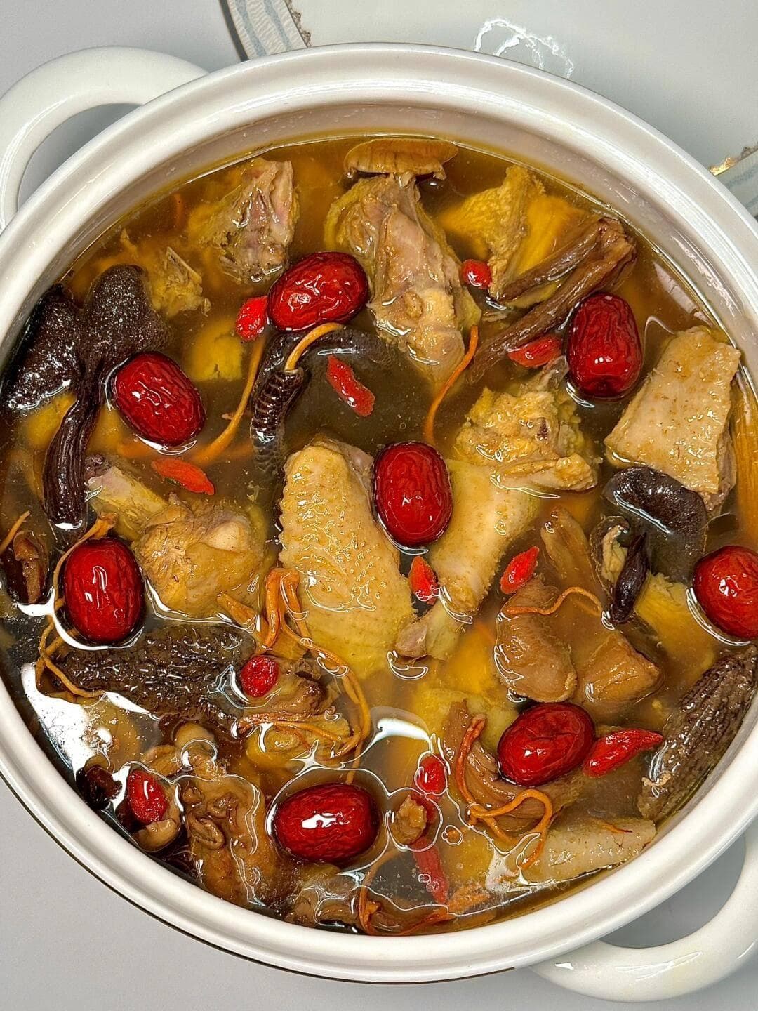 金黄鲜美的菌菇老鸡汤