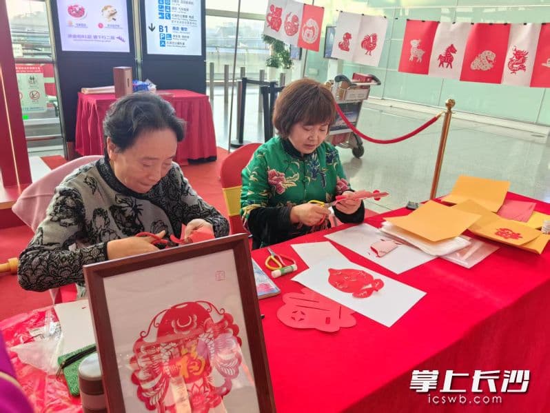 长沙机场年味拉满！墨香剪纸与戏曲，奏响新春"欢乐颂"