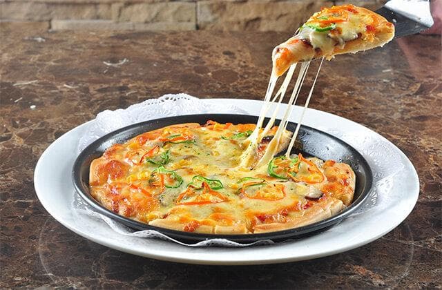 披萨尺寸选购指南：从6寸到15寸，不同尺寸适合几人食用？