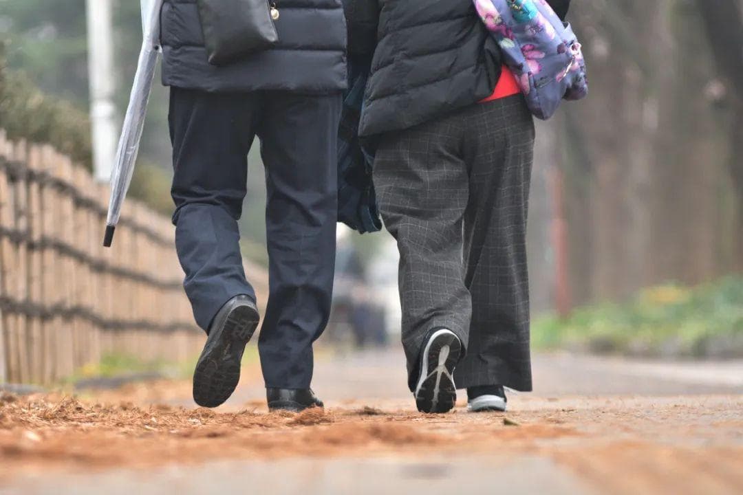 这 4 种走路姿势，让你关节变形、身体歪斜！