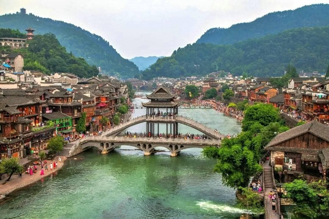 凤凰古城旅游必去的三个景点：沈从文故居、沱江泛舟和古城墙