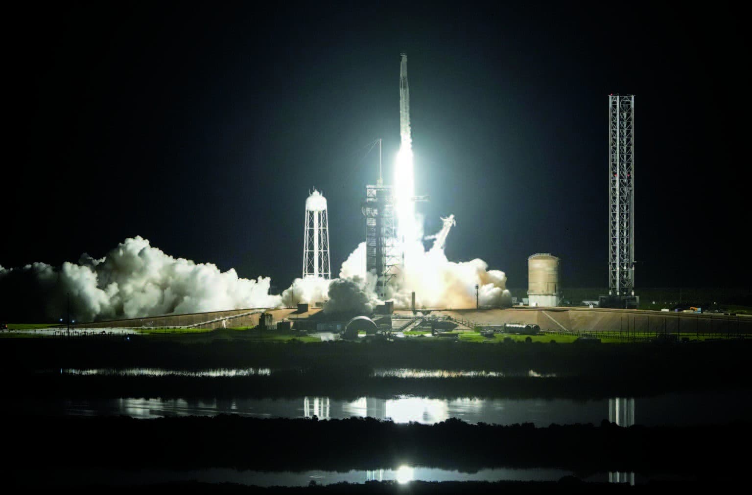 SpaceX跨出商业航天载入史册的一步
