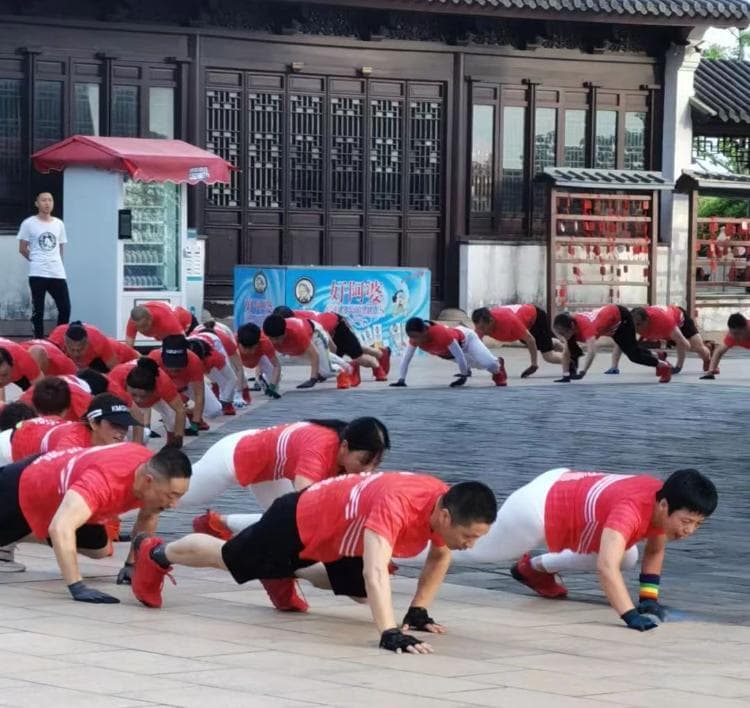 苏州一健身团队“鳄鱼爬”视频上热搜，团长回应