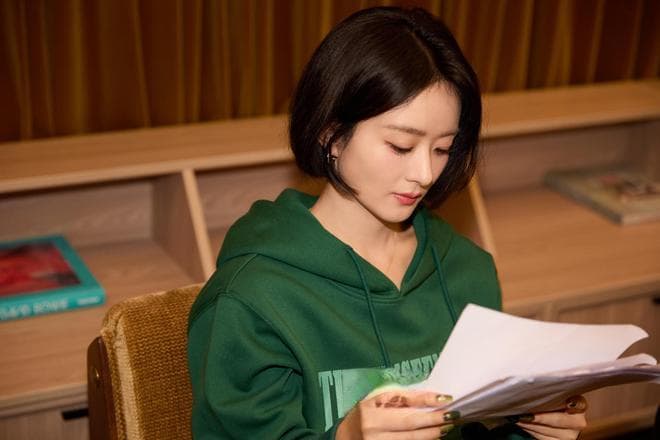 赵丽颖吴越“干部造型”引热议，展现中国女演员职业突破
