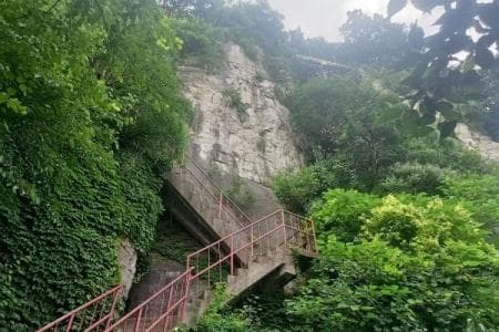 AAAA级抱犊崮：溶洞古寺相映，春秋云海奇观