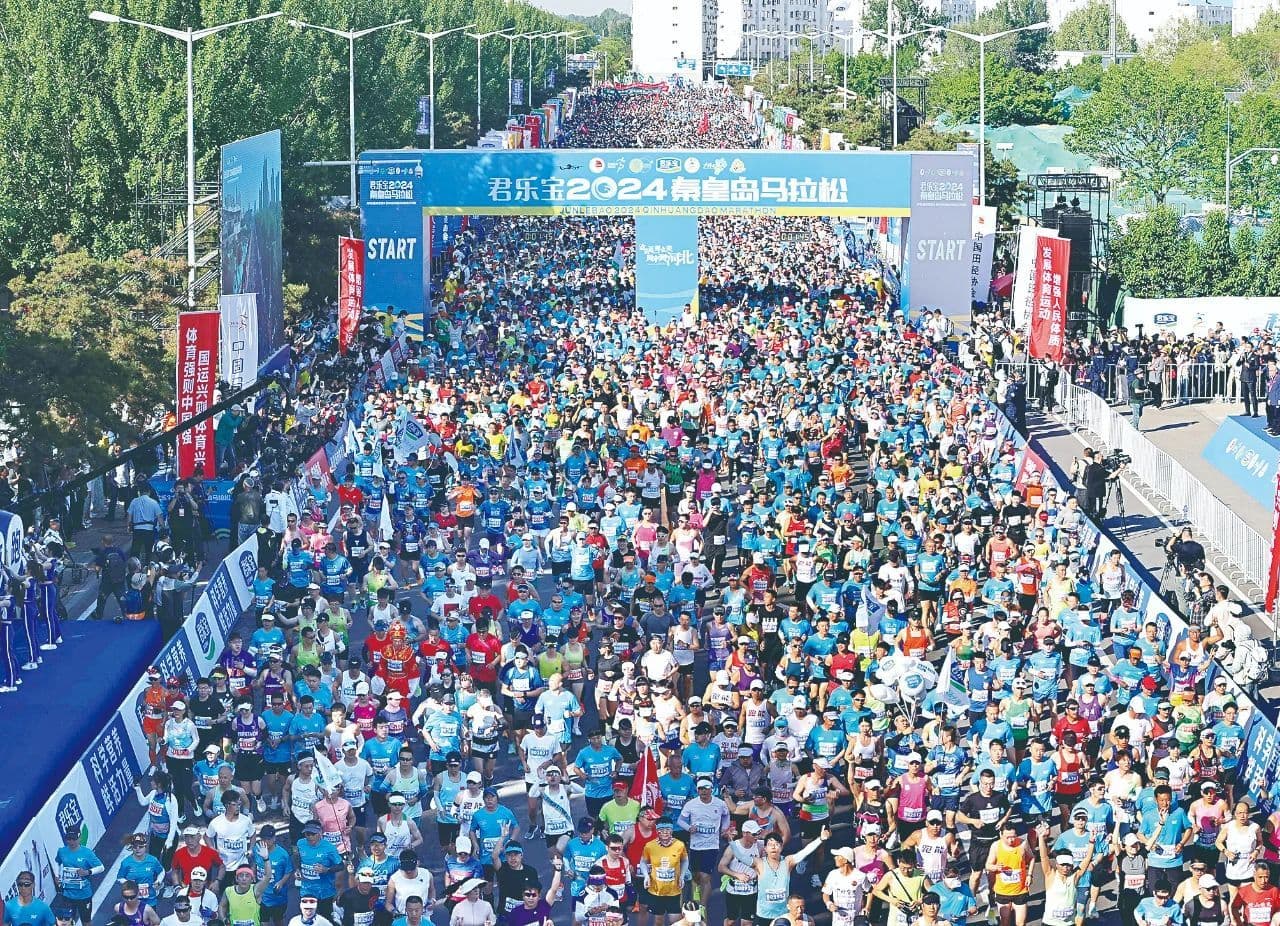 2024秦皇岛马拉松鸣枪开赛，1.7万名跑友共赴"最美海岸线"之约
