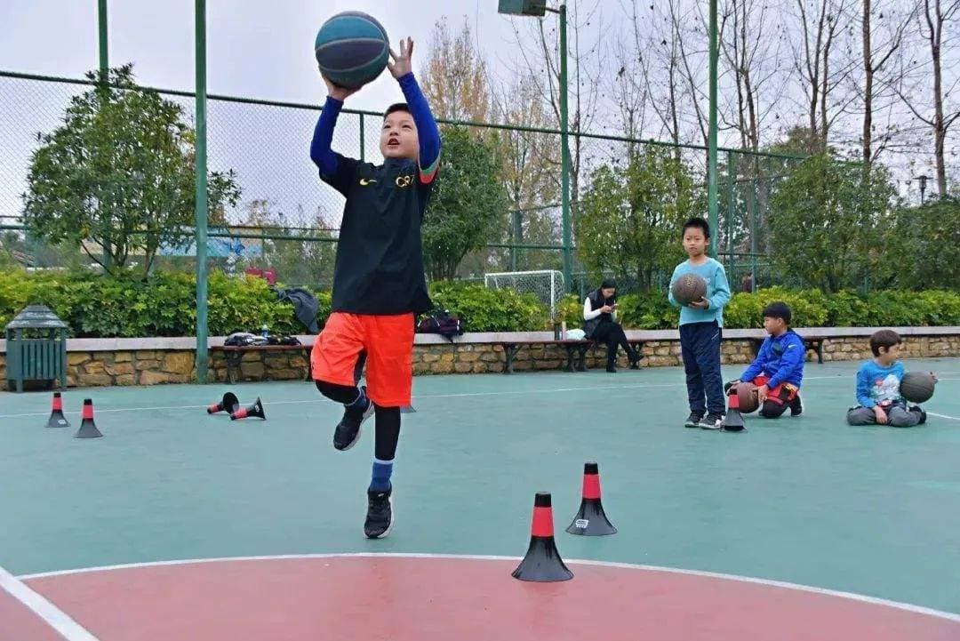 练好“走跑跳投” 让孩子爱上体育