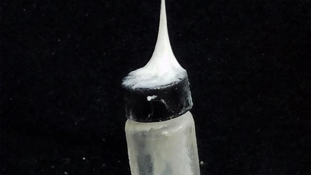 受蜘蛛侠启发的粘性丝纤维可提起其80倍的重量