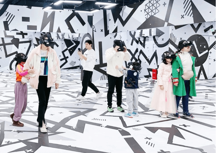 戴上VR眼镜，来一场“穿越之旅”